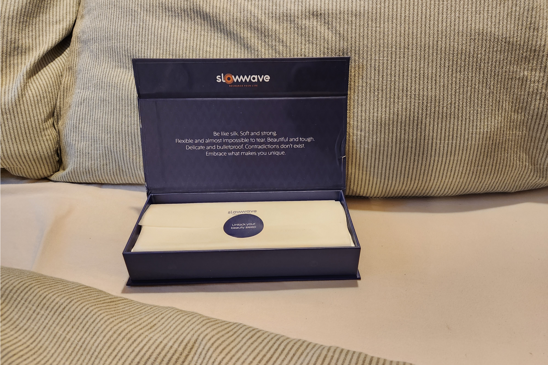 De geopende verpakking van het Slowwave zijden kussensloop